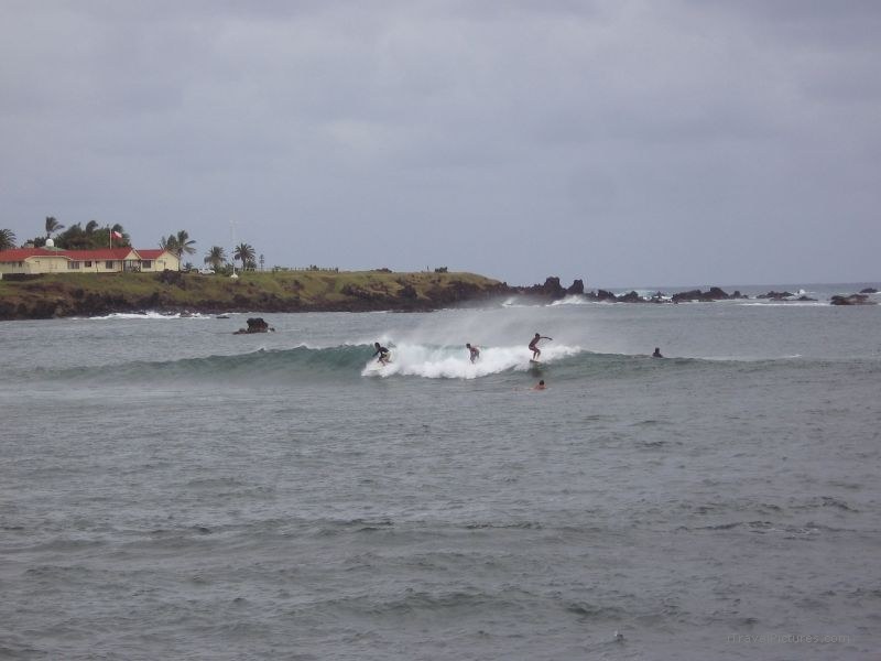 surfer hanga roa surfers